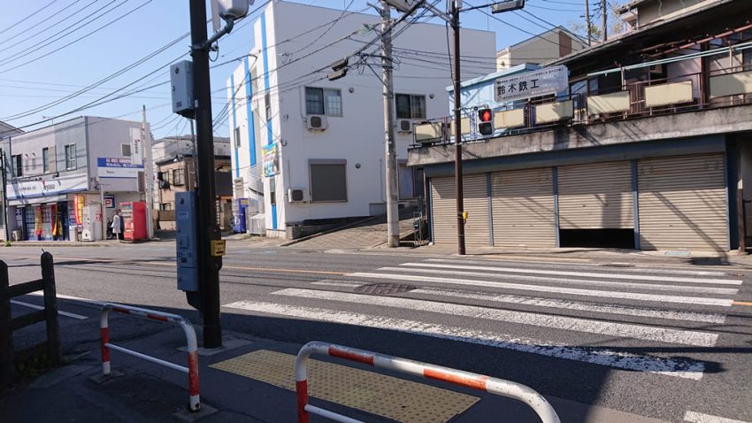 読売ランド前駅　横断歩道