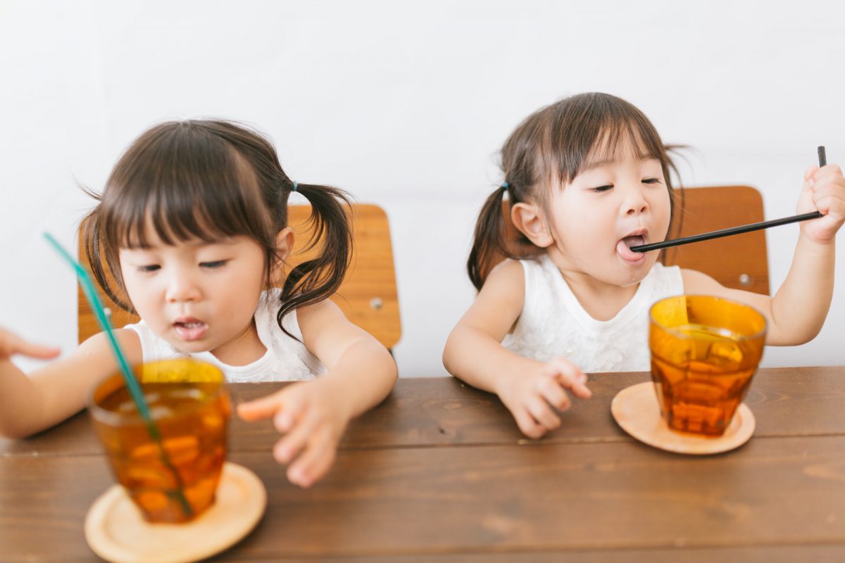 ジュースを飲む子供達