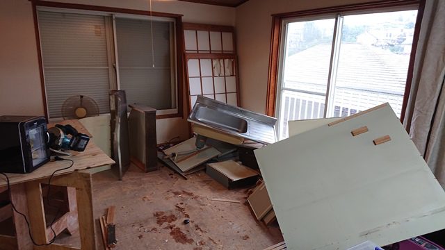 キッチン解体中