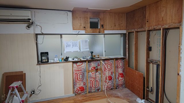キッチン壁を解体